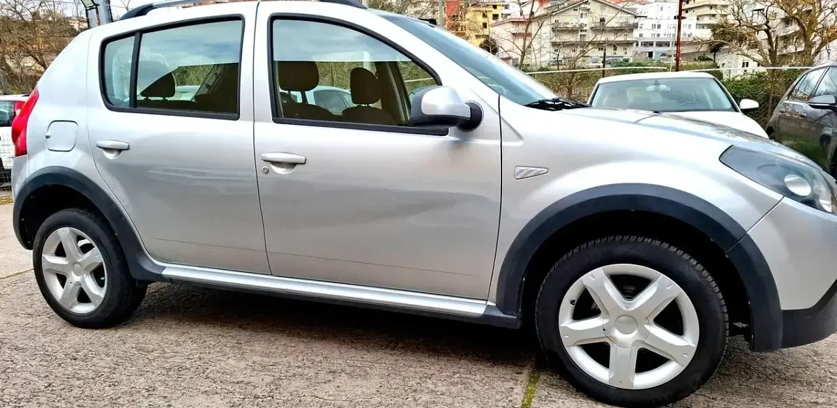 Usata Dacia Sandero Stepway 88 CV (64 kW) 2011 Argento Berlina