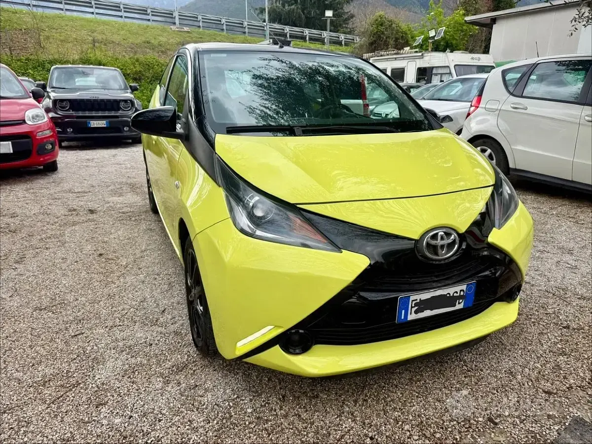 Begagnad Toyota Aygo Business Edition 69 HK (50 kW) 2017 Gul Halvkombi