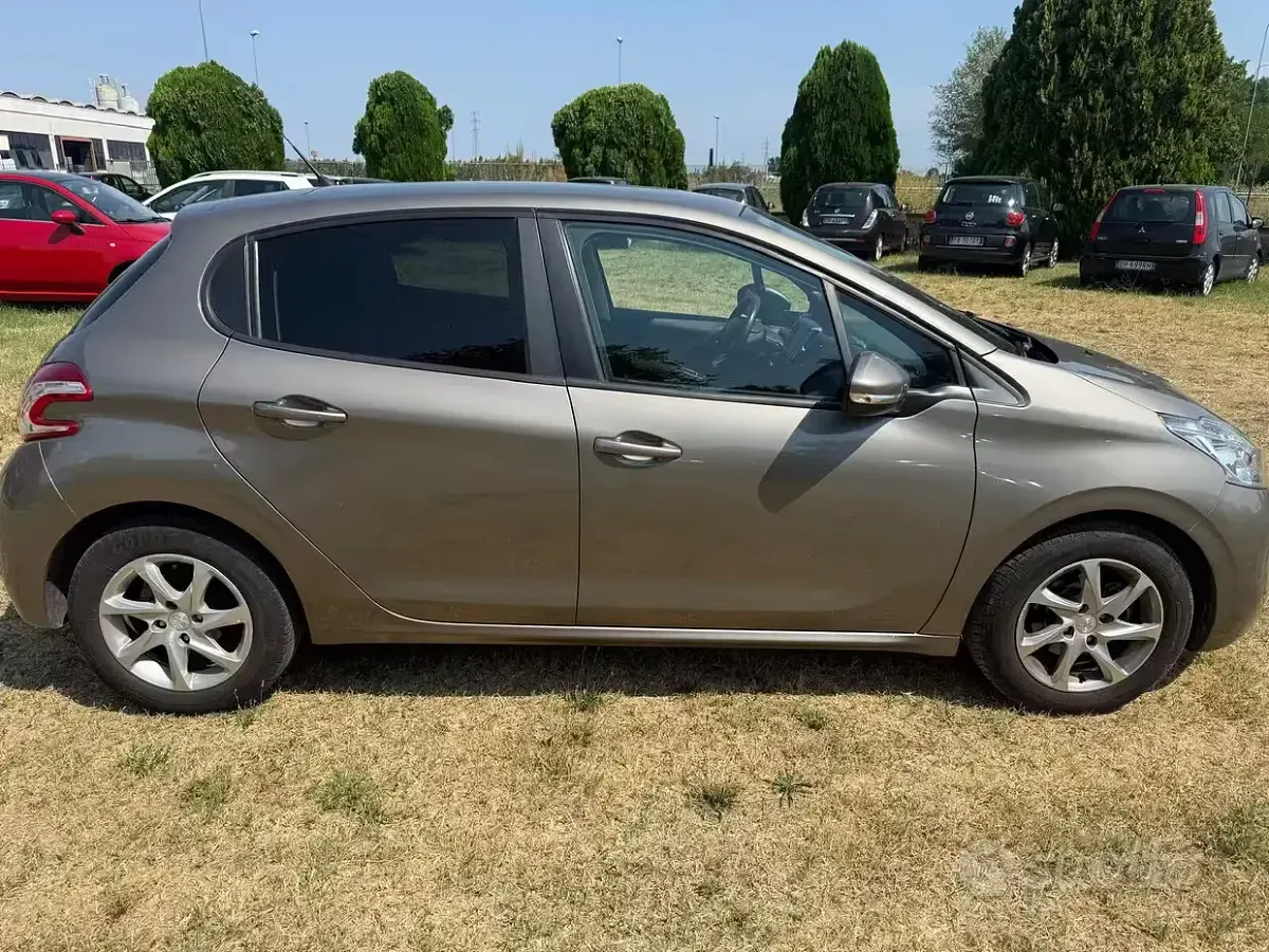 Usata Peugeot 208 Active 82 CV (60 kW) 2015 Grigio Utilitaria