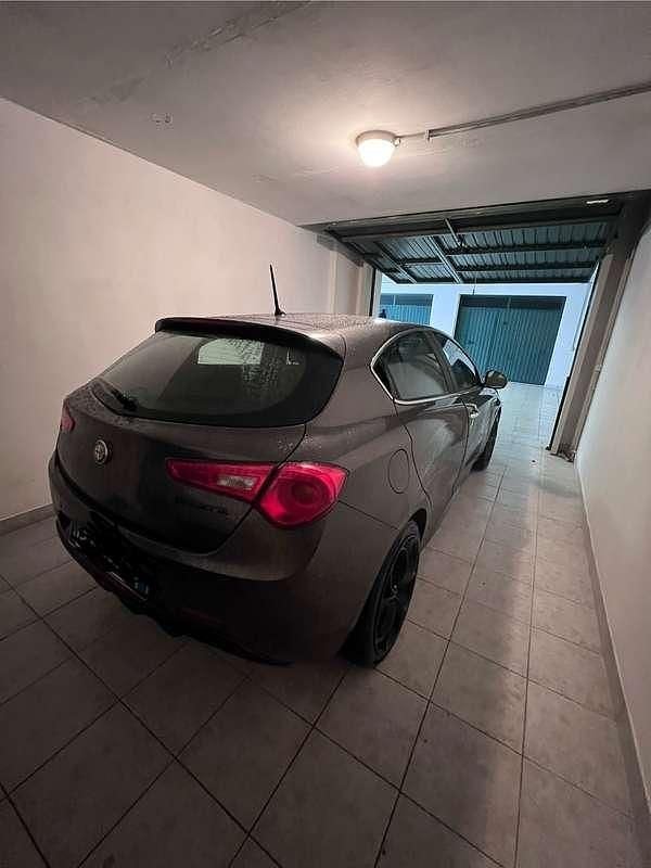Usata Alfa Romeo Giulietta Distinctive 120 CV (88 kW) 2015 Grigio Berlina
