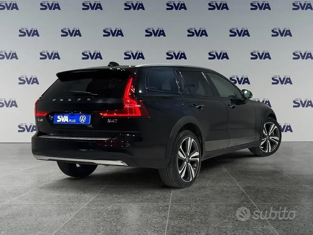 Usata Volvo V60 CC Plus 197 CV (144 kW) 2024 Nero Station wagon