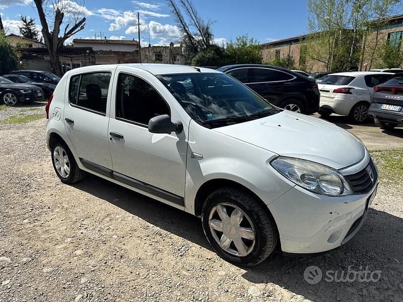 Usata 2011 Dacia Sandero Ambiance Due volumi | 3500 € (Buon prezzo) - Immagine 1/2