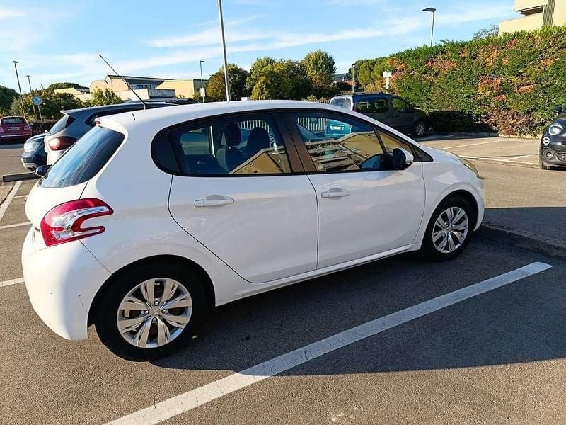Bianco Usata 2013 Peugeot 208 Active Due volumi | 5000 € (Super prezzo) - Immagine 1/4