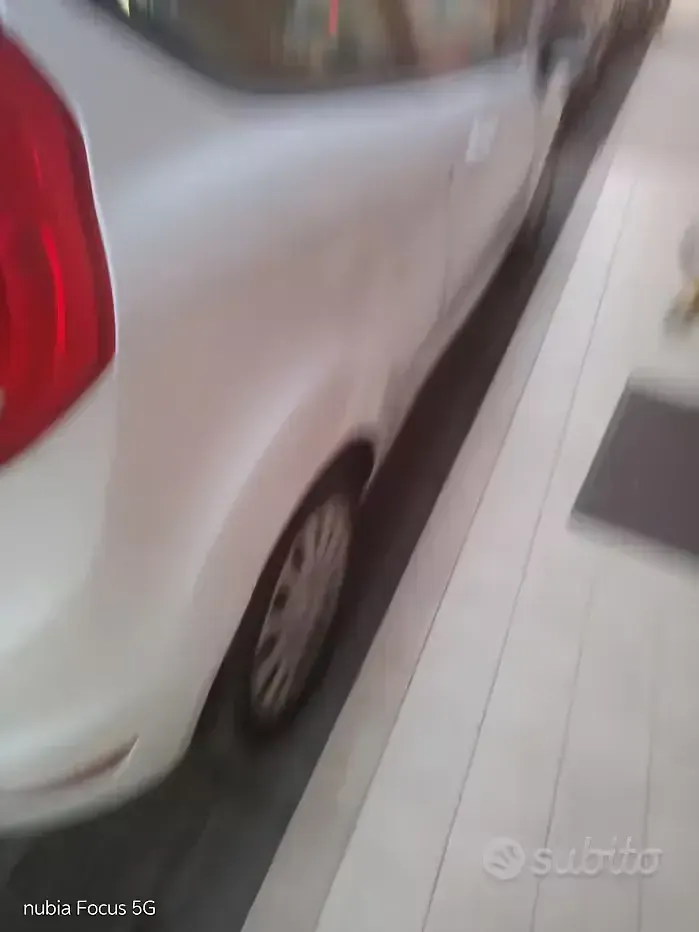Usata Ford Fiesta 82 CV (60 kW) 2011 Bianco Berlina