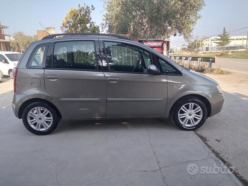 Käytetty Fiat Idea 77 HP (56 kW) 2010 Keltainen Tila-auto