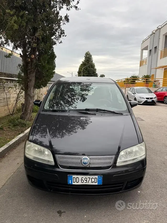 Käytetty Fiat Idea Dynamic 69 HP (50 kW) 2006 Musta Tila-auto