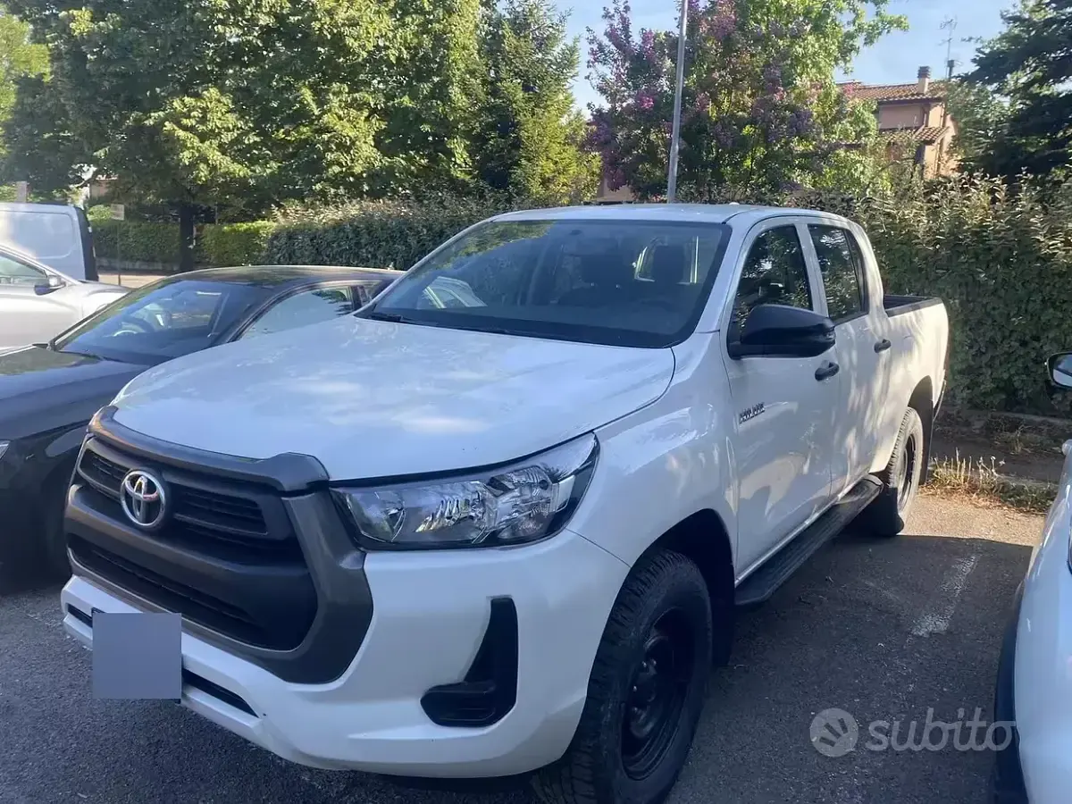 Usata Toyota HiLux 150 CV (110 kW) 2023 Bianco Pick-up