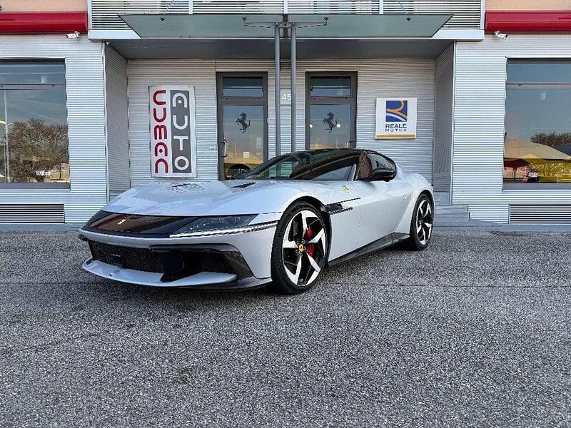Bianco Nuova 2025 Ferrari 12 Cilindri Utilitaria | 527.000 € - Immagine 1/4