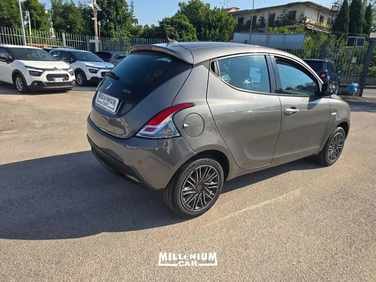 Usata Lancia Ypsilon Gold 69 CV (50 kW) 2022 Grigio Utilitaria