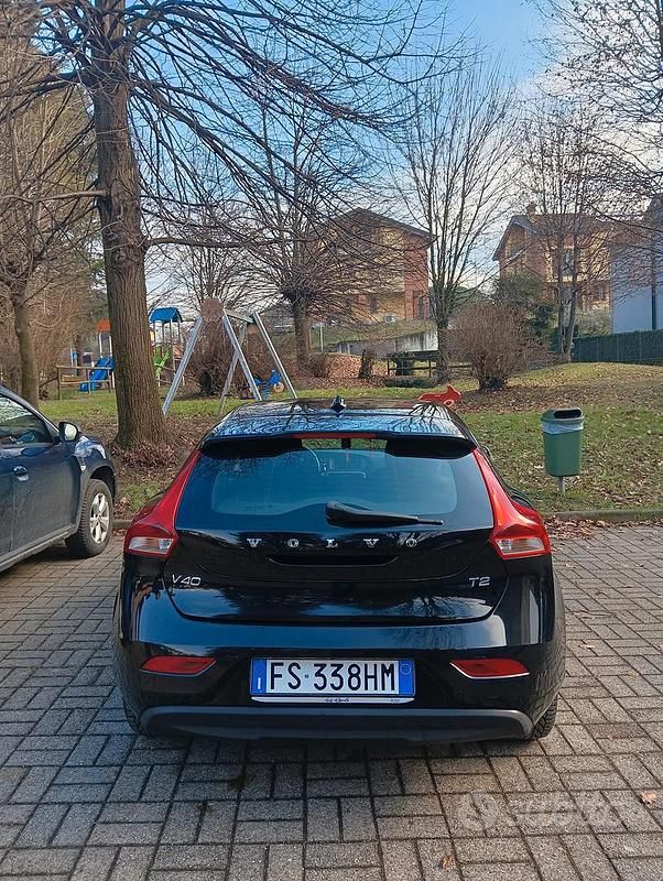 Usata Volvo V40 122 CV (89 kW) 2018 Nero Berlina
