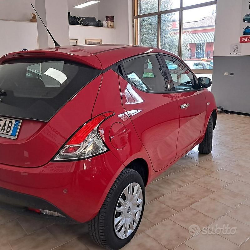 Usata Lancia Ypsilon 85 CV (62 kW) 2015 Rosso Utilitaria