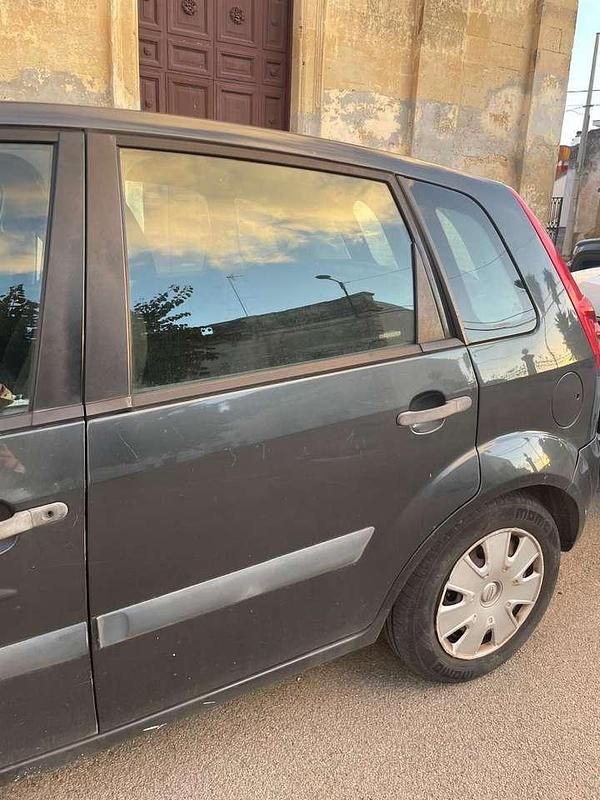 Usata Ford Fiesta Titanium 68 CV (50 kW) 2006 Grigio Utilitaria