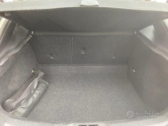 Usata Volvo V40 Kinetic 116 CV (85 kW) 2015 Bianco Berlina