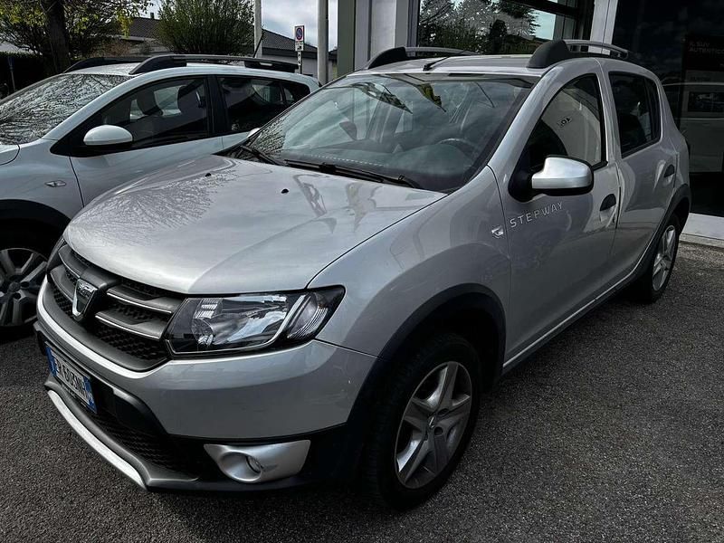 Usata Dacia Sandero Prestige 90 CV (66 kW) 2013 Argento SUV