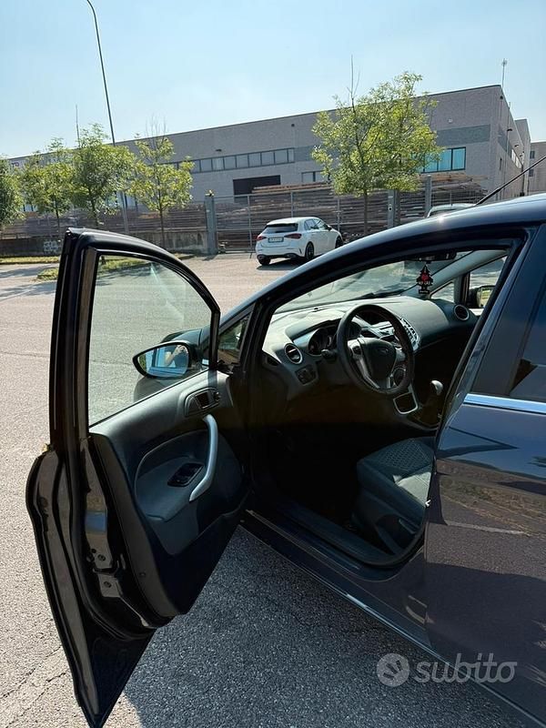 Blu Usata 2011 Ford Fiesta Due volumi | 7300 € (Molto cara) - Immagine 1/4