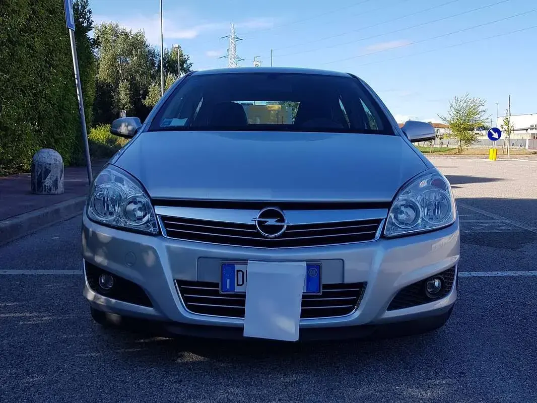 Usata Opel Astra Cosmo 116 CV (85 kW) 2008 Argento Berlina