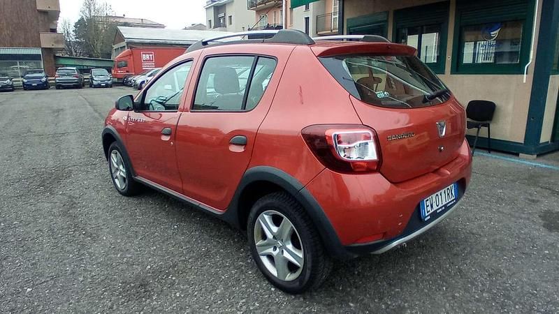 Usata Dacia Sandero Prestige 90 CV (66 kW) 2014 Rosso Berlina