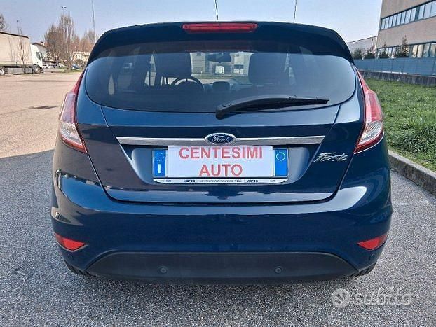 Usata Ford Fiesta 75 CV (55 kW) 2015 Blu Berlina