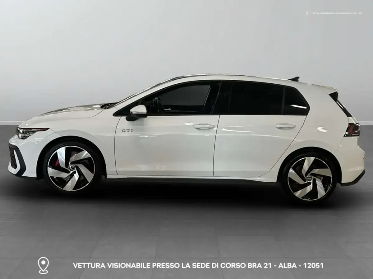 Usata VW Golf VIII GTI 265 CV (194 kW) 2024 0q bianco puro Berlina