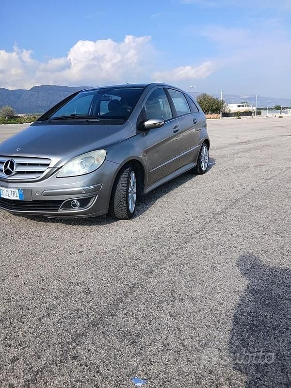 Käytetty Mercedes B200 140 HP (102 kW) 2006 Tila-auto