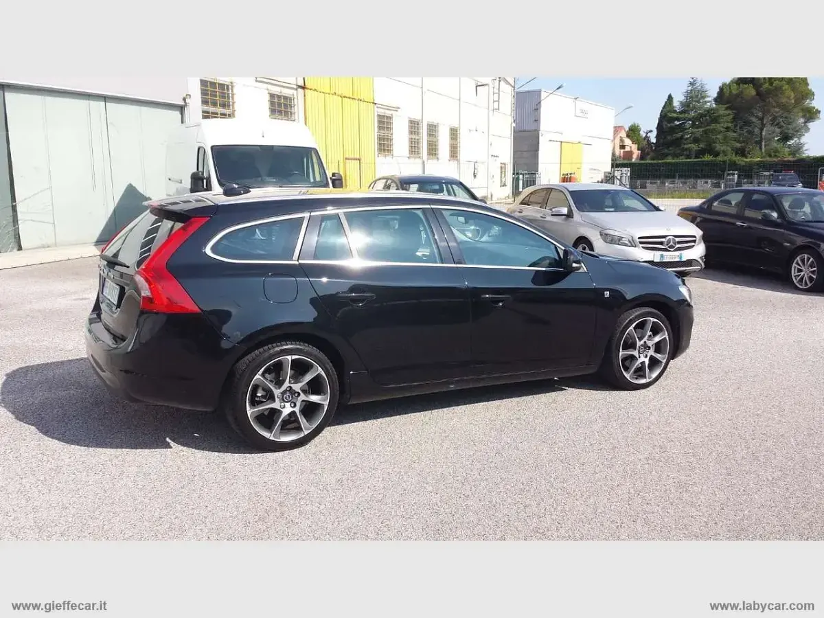 Usata Volvo V60 Ocean Race 120 CV (88 kW) 2016 Nero Station wagon