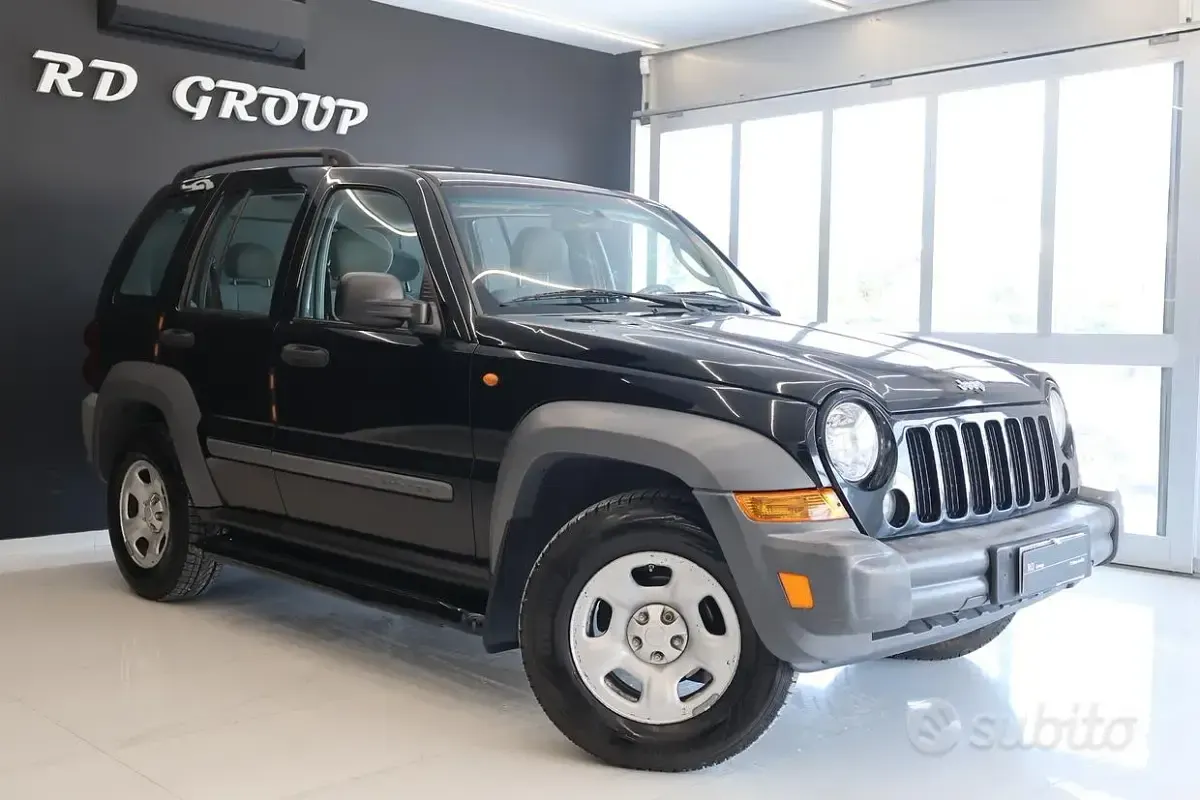 Second-hand Jeep Cherokee Sport 163 CP (119 kW) 2006 Negru SUV