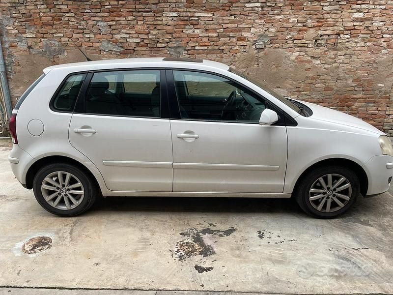 Bianco Usata 2009 VW Polo Due volumi | 2250 € (Ottimo prezzo) - Immagine 1/4