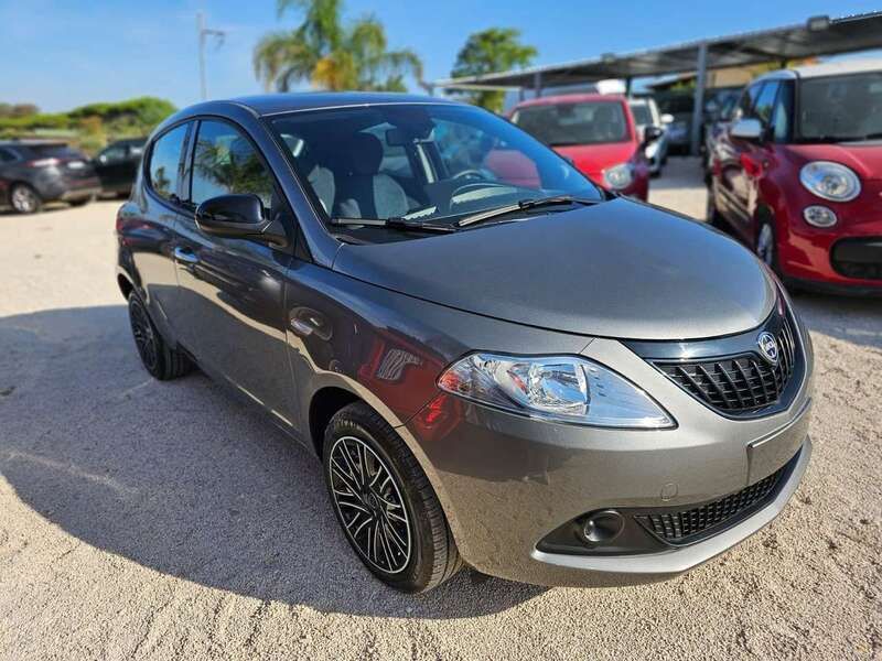 Usata Lancia Ypsilon Gold 69 CV (50 kW) 2024 Grigio Utilitaria
