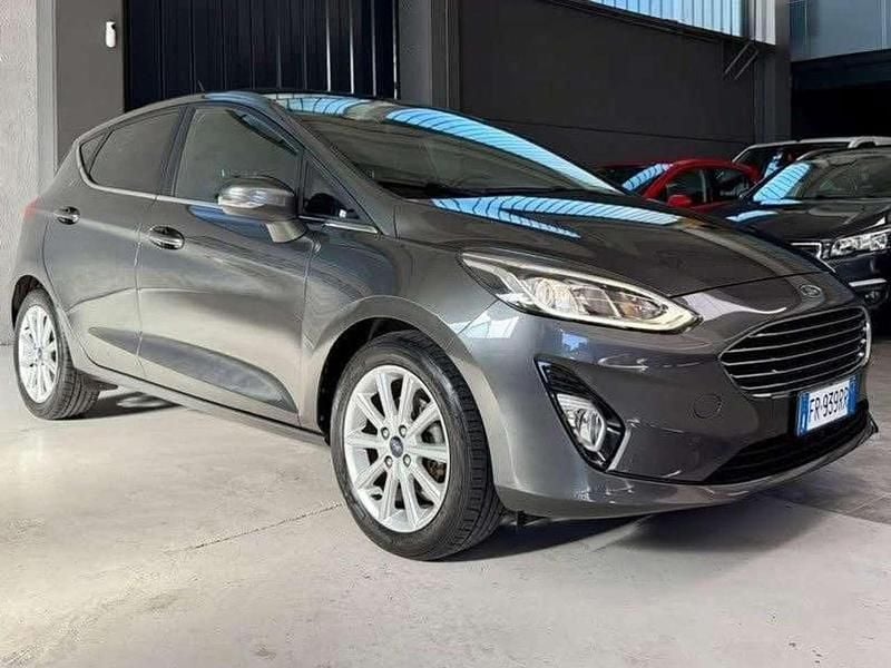 Grigio Usata 2018 Ford Fiesta Titanium Tre volumi | 8700 € (Ottimo prezzo) - Immagine 1/4
