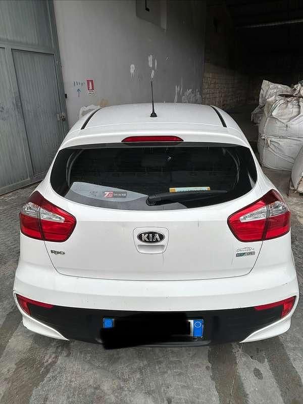 Usata Kia Rio 83 CV (61 kW) 2016 Bianco Utilitaria