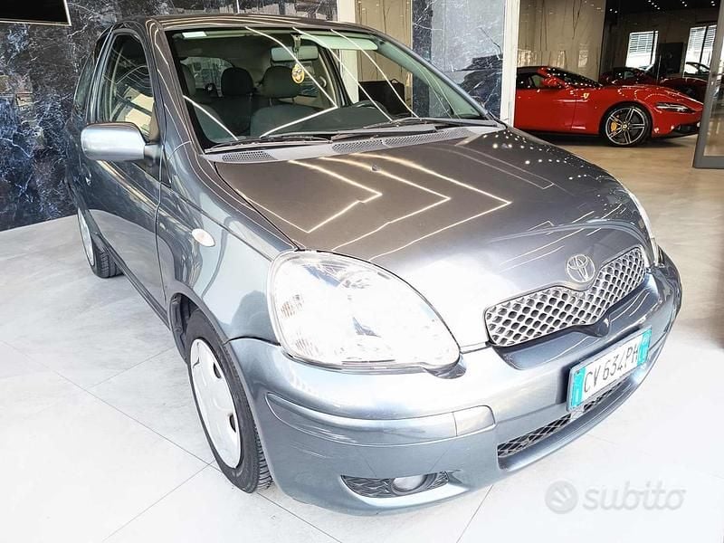Usata Toyota Yaris 65 CV (47 kW) 2004 Grigio scuro Utilitaria