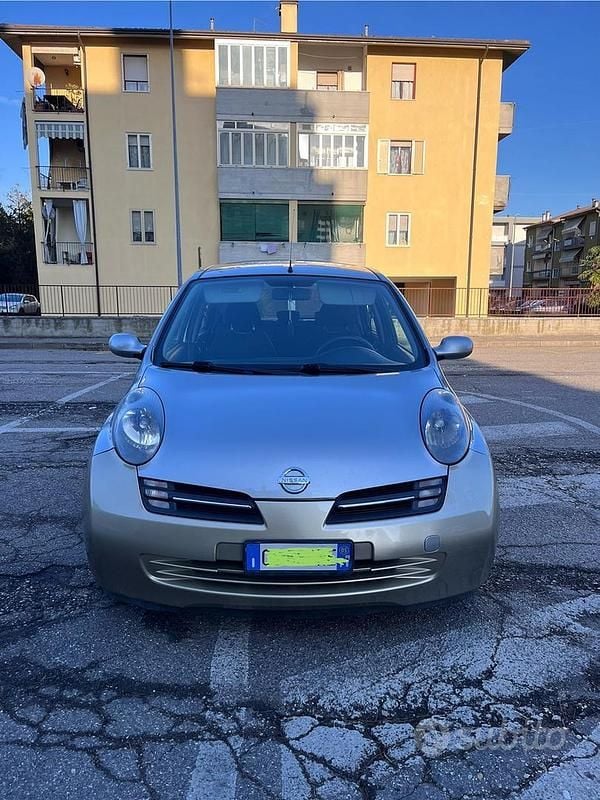 Grigio Usata 2005 Nissan Micra Tre volumi | 2400 € (Buon prezzo) - Immagine 1/4