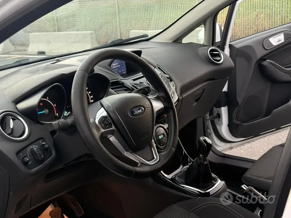 Usata Ford Fiesta Titanium 75 CV (55 kW) 2017 Bianco Utilitaria