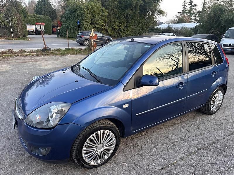 Usata Ford Fiesta Ghia 74 CV (54 kW) 2007 Blu Utilitaria