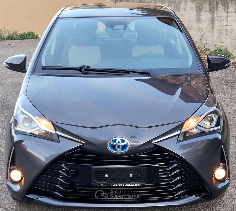 Usata Toyota Yaris Hybrid 73 CV (53 kW) 2018 Gray Utilitaria