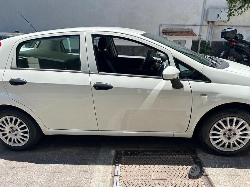 Usata Fiat Grande Punto 75 CV (55 kW) 2014 Bianco Utilitaria