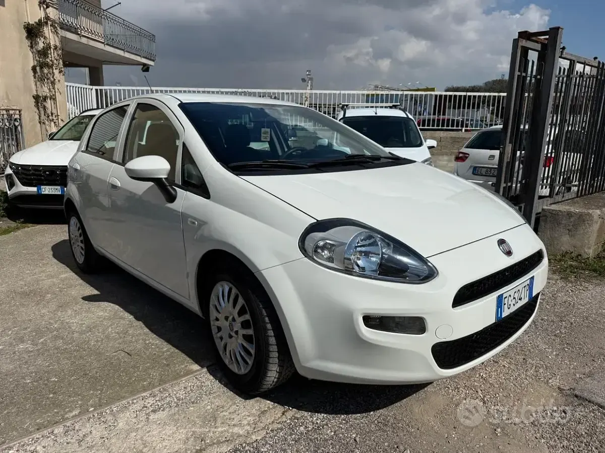 Begagnad Fiat Punto Lounge 95 HK (69 kW) 2016 Vit Halvkombi