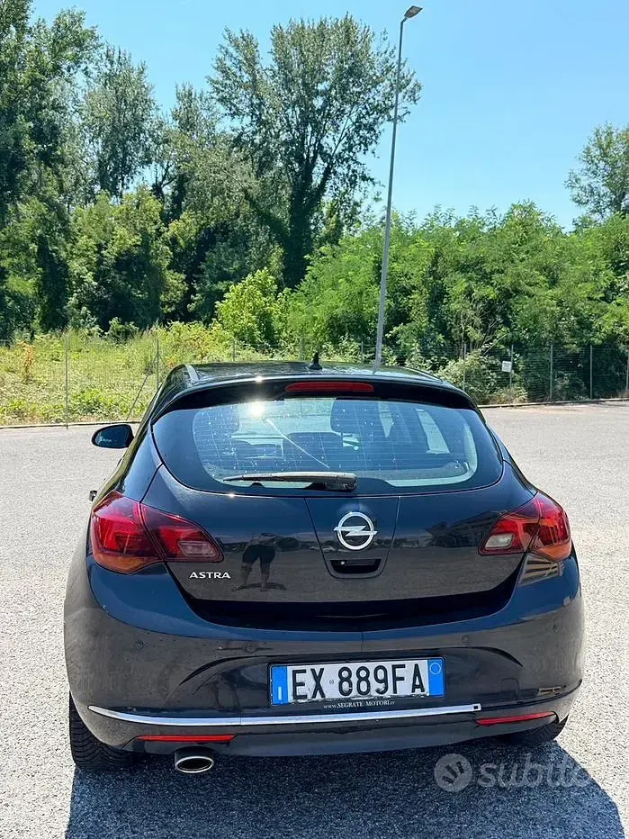 Usata Opel Astra 140 CV (102 kW) 2014 Nero Berlina