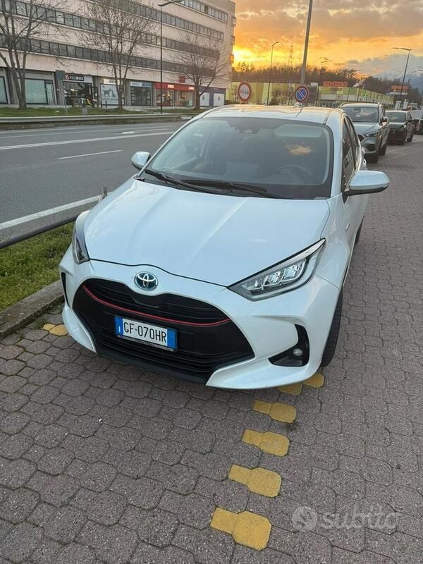 Usata Toyota Yaris Hybrid 105 CV (77 kW) 2021 Bianco Utilitaria
