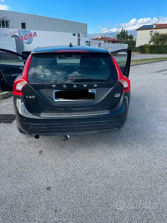 Usata Volvo V60 120 CV (88 kW) 2016 Nero Station wagon