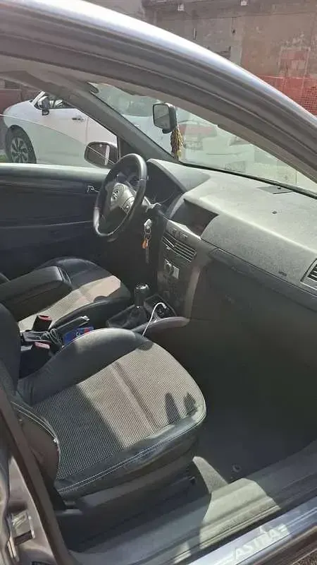 Usata Opel Astra Cosmo 105 CV (77 kW) 2005 Argento Berlina