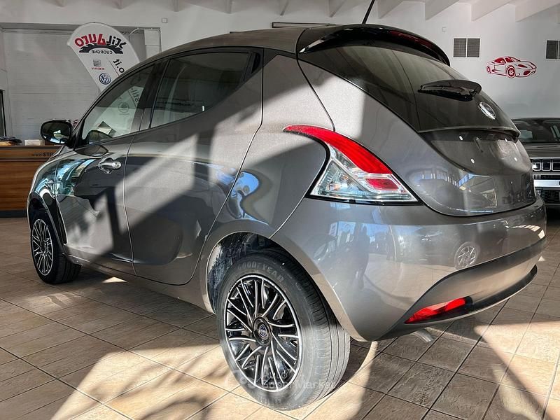 Usata Lancia Ypsilon 69 CV (50 kW) 2024 Gray Utilitaria