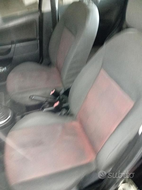 Usata Ford Fiesta 68 CV (50 kW) 2006 Nero Utilitaria