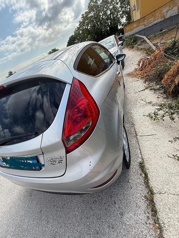 Usata Ford Fiesta 95 CV (69 kW) 2010 Grigio Utilitaria