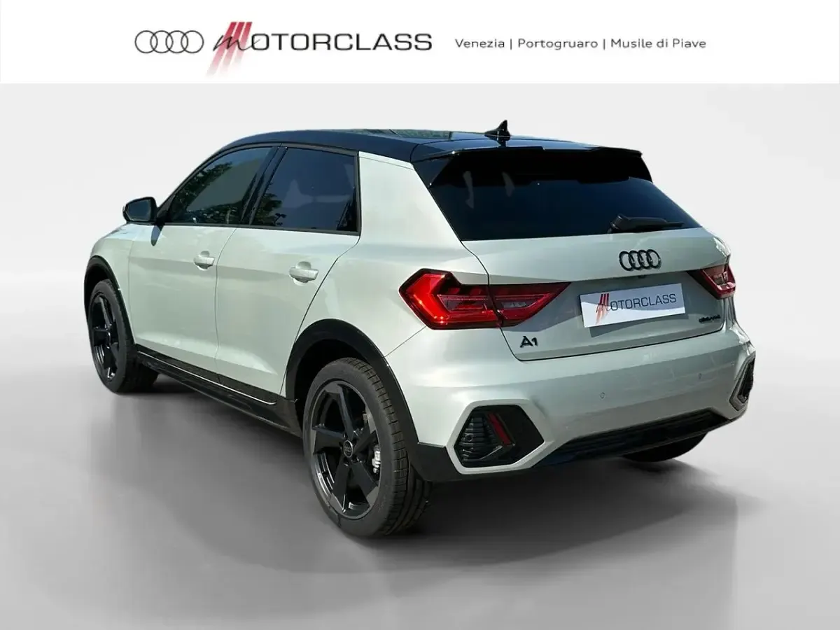 Nuova Audi A1 Ambiente 116 CV (85 kW) 2026 Argento cavo metallizzato nero SUV