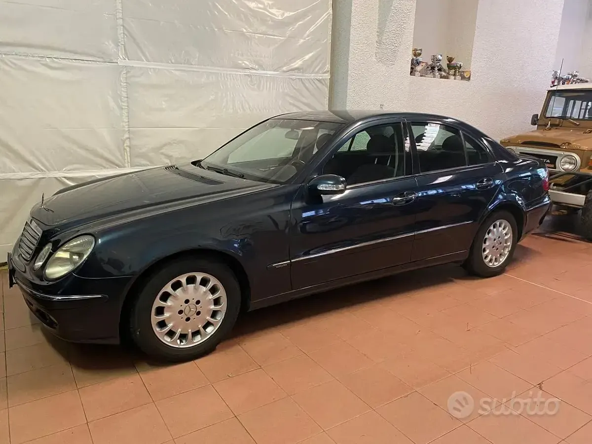 Usata Mercedes E220 Classic 150 CV (110 kW) 2004 Berlina