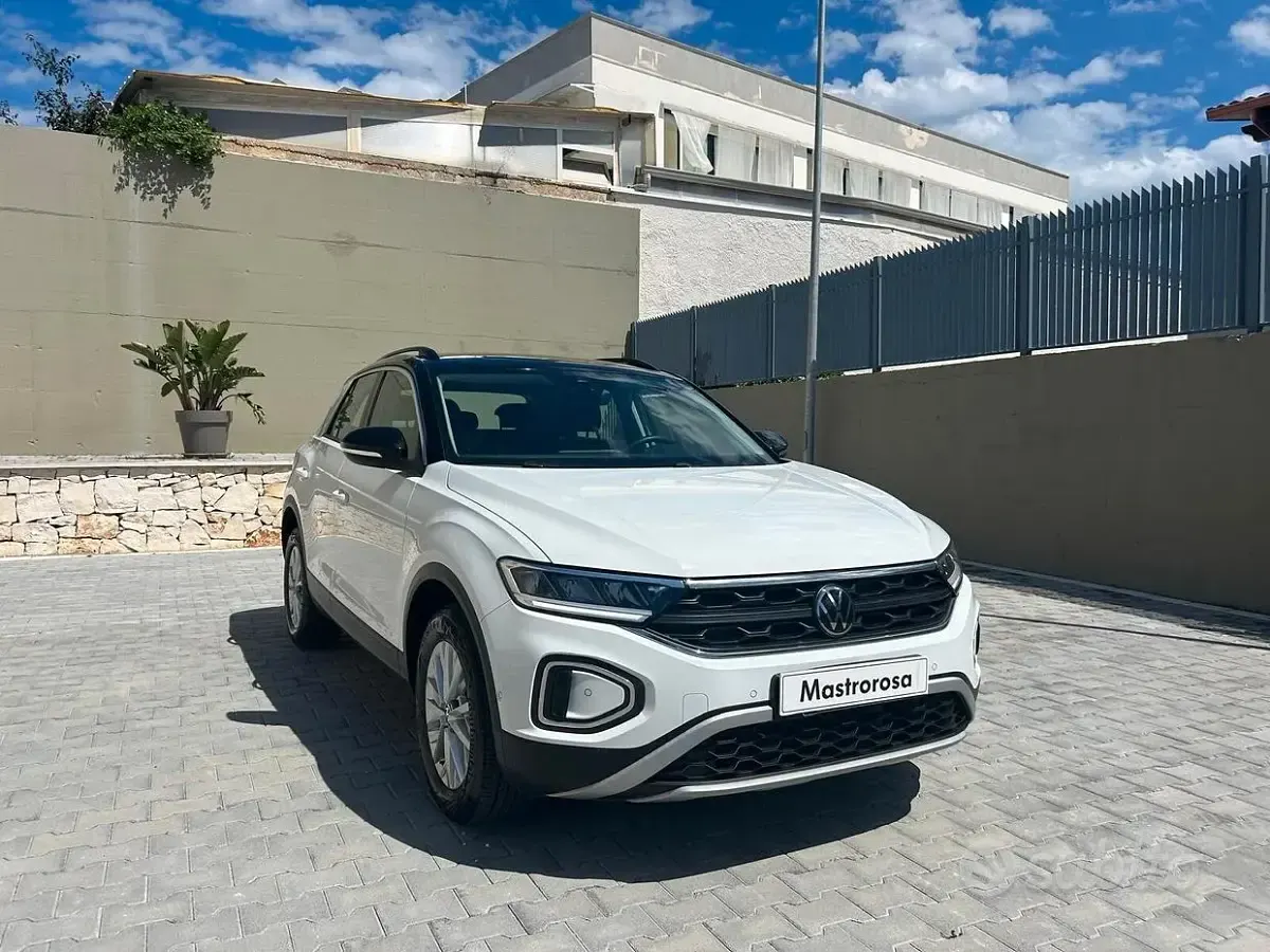 Usata VW T-Roc Life 116 CV (85 kW) 2023 Pure white/nero SUV