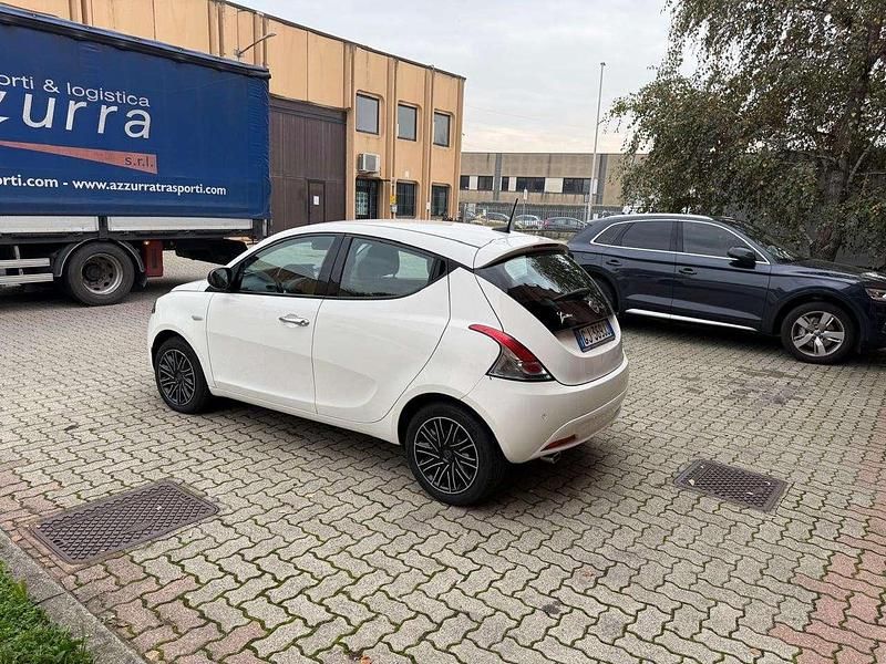 Usata Lancia Ypsilon Gold 69 CV (50 kW) 2022 Bianco latte Utilitaria