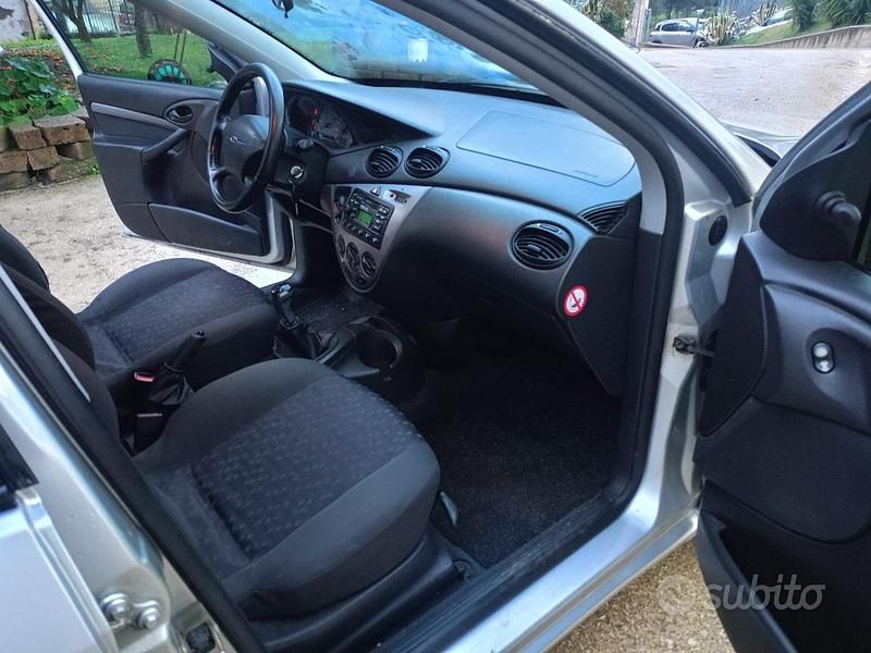 Usata Ford Focus Ghia 100 CV (73 kW) 2000 Grigio Station wagon