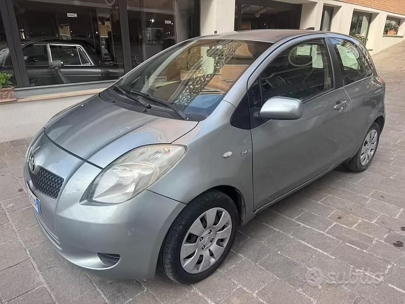 Usata Toyota Yaris Sol 90 CV (66 kW) 2007 Grigio Utilitaria